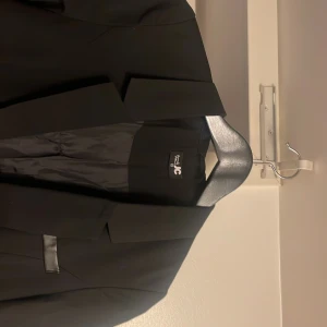 Stilren svart kavaj  - Säljer min kavaj som ger dig ett stiligt intryck 