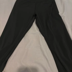 Svarta leggings från Iconic XS - Svarta leggings från Iconic i storlek XS. De har en tight passform och är tillverkade i mjukt och stretchigt material med polyester och elastan. Perfekta för träning eller chill dagar, med enkel design och hög komfort.