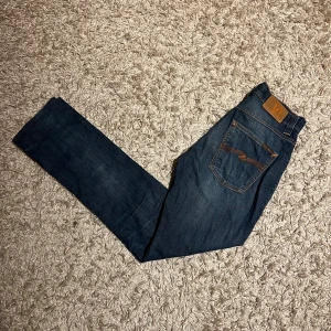Nudie jeans grim tim slim straight fit med slitningar - Nudie jeans slim straight fit modell grim tim med snygga diskreta slitningar. Mycket bra skick, inga märkvärdiga defektor. Storlek w29, postas antigen samma dag som köp eller dagen därpå🙌💯