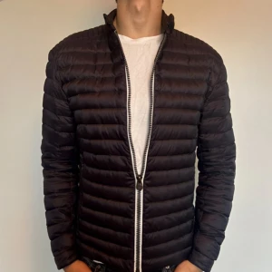Colmar Jacka,  - Hej säljer nu min fina Colmar jacka i storlek 50 (M). Den är i princip nyskick med en minimal lagning på ena armbågen (bild 5). Är super snygg vid höst/vintern. Nypris +-6000kr! Glöm inte följa