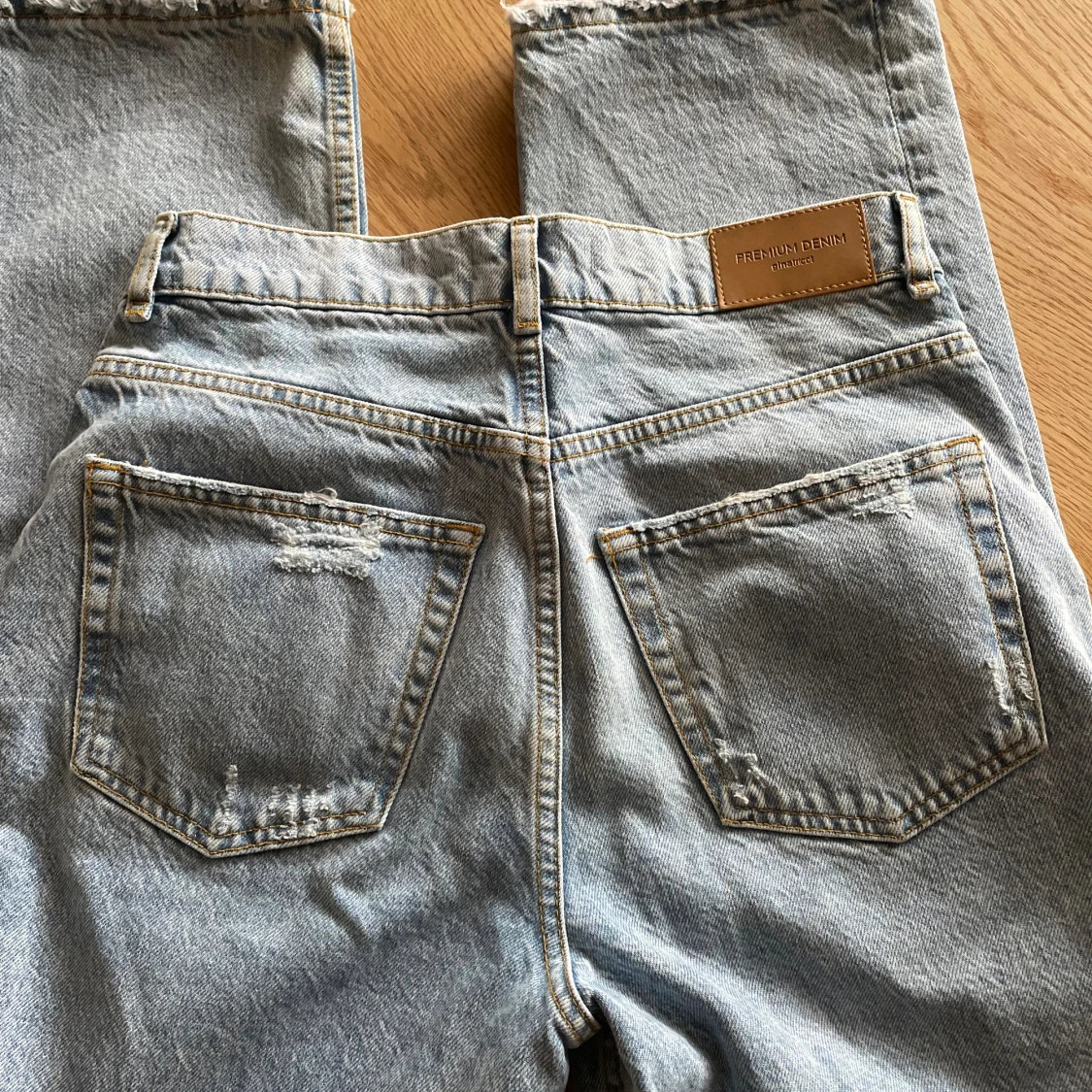 Ljusa håliga jeans - 4