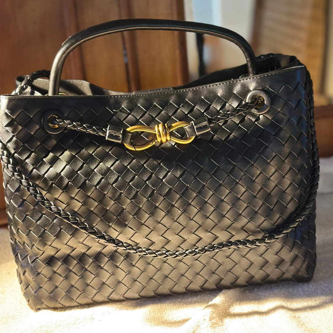 Bottega Veneta inspired Svart flätad handväska med gulddetalj - 1