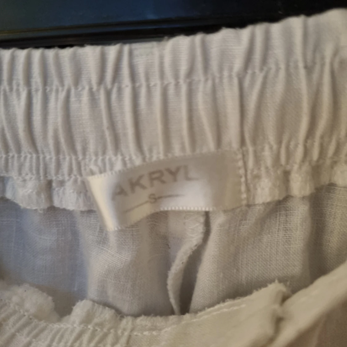 Vita linnebyxor med snörning från Akryl - 2