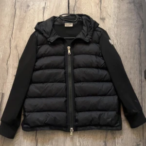 Moncler Cardigan - Hej jag säljer min moncler cardigen eftersom jag tyvärr har väckt ur den. Det är bra kvalité och den sitter väldigt bra. Den har en klassisk och stilren design som passar både till vardag och även mer uppklädda tillfällen. Den går att använda under alla årstiden för den värmer på vintern och är vind tät för höst/vår eller sena sommarkvällar. Det är bara skriva om fler frågor eller bilder!!!