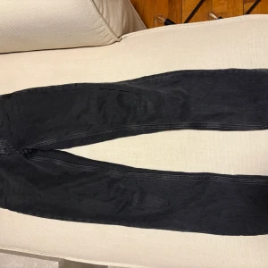 Svarta icon jeans - Svarta jeansbyxor från Lager 157 i modellen Icon. storlek xxs