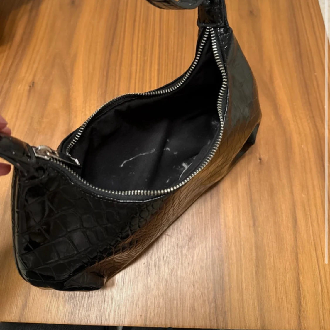 Svart axelväska i krokopräglat skinn - 1