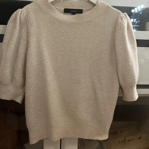 Beige stickad tröja  - lite nopprig men inget man märker 💞