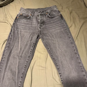 Gråa lågmidjade Zara jeans  - Lågmidjade Zara jeans i storlek 36.