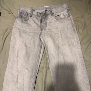 Ljusgrå ginatricot jeans lågmidjade  - Lågmidjade ginatricot jeans i storlek 36.