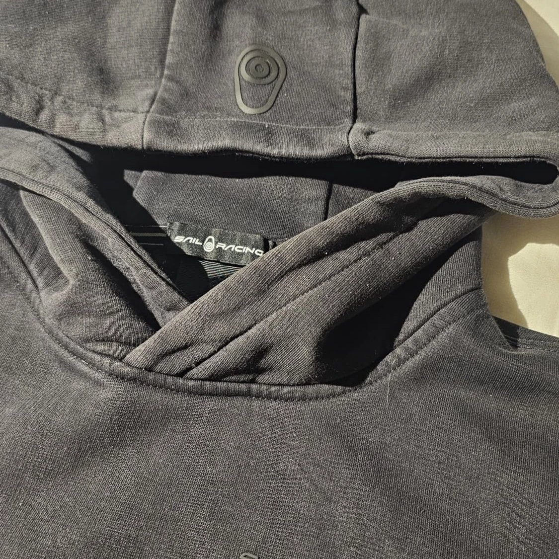 Svart hoodie från Sail Racing - 1