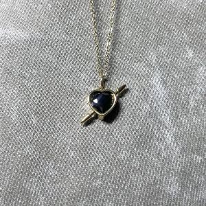 Dark Love - Guld/Svart. 45 cm. Rostfri. 