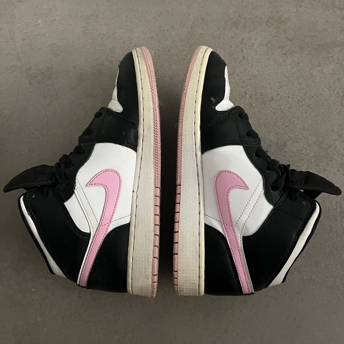Nike Air Jordan 1 svart/vit/rosa