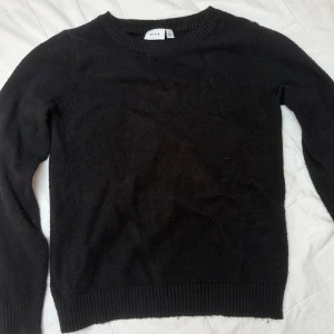 Svart stickad tröja från Vila XS - Super mysig svart stickad tröja, bra skick. Strl xs
