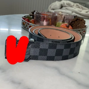Fint bälte!  - Bra bälte i rätt så bra skick. 2 egen gjorda hål på änden av bältet pga det var för kort på mig. Lite missfärgningar på baksidan, inget man märker av!
