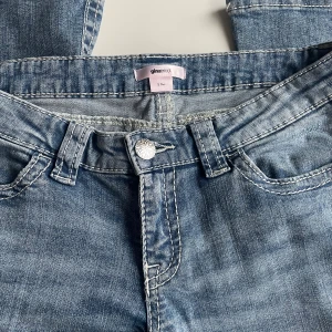 Ljusblå  jeans - Snygga ljusblå skinny jeans från Gina Tricot med slitningar på benen och broderade detaljer på bakfickorna. Innerbenslängd: 80 cm, midjemått: 38 cm💕