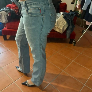 Ljusblå jeansbyxor från Flash, 40L - Snygga ljusblå jeansbyxor från Flash i modellen Maggie. Perfekt till sneakers eller klackar för en chill look🪷🍂✨