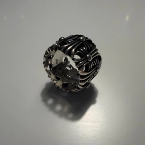 Chrome Hearts bred silverring - Size 10. 23,5 Elegant hantverk med lyxig känsla Robust vikt och hög detaljnivå För dig som vill ha stil och edge till rätt pris  Stainless steel Vid köp av två av mina ringar 350kr