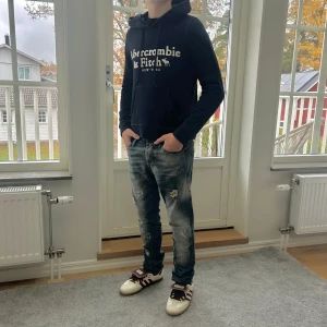 Tröja från abercrombie & fitch - Väldigt snygg tröja från abercrombie & fitch. Färg mörkblå. Storlek XS. Bra skick 8/10. 😀