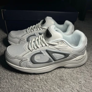 Vita B30 skor - Helt nya vita b30 skor. Box medföljer. Skorna har aldrig använts tidigare. Storlek 43