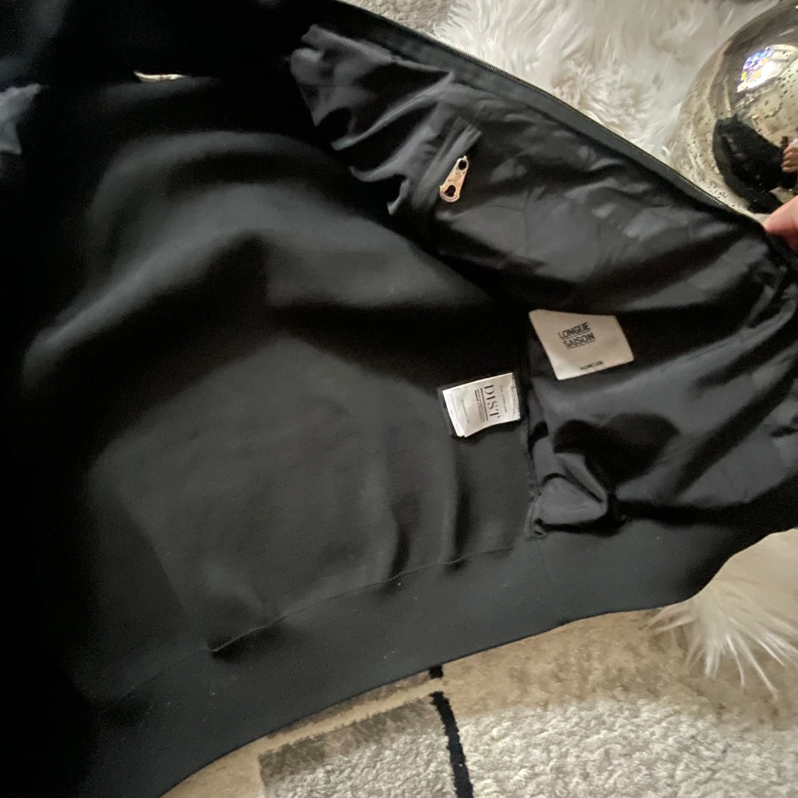 Svart pufferjacka från Moncler perfekt för höst-vinter🍂  - 2