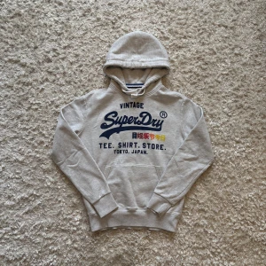 Grå hoodie från superdry - Riktigt snygg grå hoodie från superdry i toppskick. Storlek M, tveka inte på o skriva vid fler frågor!