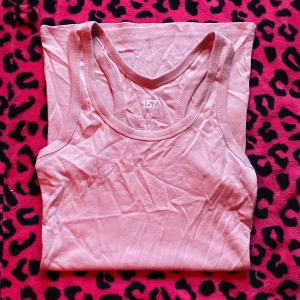 Ljusrosa linnetopp från 157 XS - Säljer en ljusrosa linnetopp från 157 i storlek XS. Toppen är ärmlös med klassisk rund halsringning. Perfekt för dig som gillar enkel och clean stil med mjukt material.