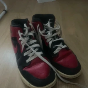 Jordans - väl andvända men bra skick. smutsiga längst ner. storlek 40