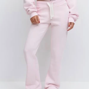 Mjukisbyxor - Jättesöta mjukisbyxor som påminner om Russemerch! Säljer pga för små då de är från Gina Young 14+! Använd MAX 3 gånger! 