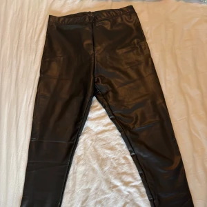 Coated leggings från H&M - Aldrig använd