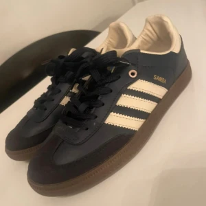 Adidas skor - Säljer ett par mörkblåa adidas skor i storlek 39 då de var för små för mig, passar nog bättre till 38. De är aldrig använda av mig, köptes i nytt begagnat skick😁