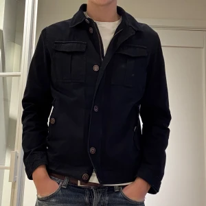 Massimo Dutti Jacka - Säljer denna snygga fieldjacka från Massimo Dutti då den är passar. Storleken är M men den passar även S!