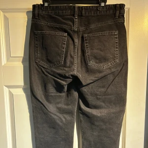 Gråa raka jeans från Zara - Jag är 185cm 80kg