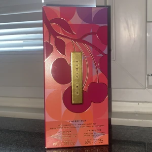 Fenty Skin Cherry Dub Face & Body Scrub - Cherry Dub från Fenty Skin är ett återfuktande ansikts- och kroppsskrubbkit i snygg rosa och röd förpackning med körsbärsmotiv och gulddetaljer. Perfekt för dig som vill ha glow och fräsch känsla i huden.