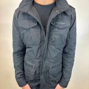 Field jacka - Hej, säljer nu denna väldigt snygga och eftertraktade Field jackan som är perfekt nu till hösten/ vintern! Storlek L  Bra skick  Fraktas spårbart vis Instabox, PostNord eller bring!  Vid minsta lilla fundering så är det bara att höra av sig! 