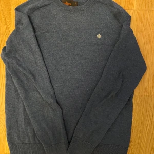 Blå Morris tröja  - Säljer nu denna snygga Morris tröja i skönt material. den är storlek xs och passar runt 160-165. Den har dock ett litet hål på vänstra ärmen men som lätt kan lagas, den har även en fläck på högra axeln men därav priset.