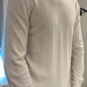 Stenströms tröja - Elegant tröja från Stenströms – storlek M Mycket fin och stilren tröja från exklusiva Stenströms. Tröjan är i perfekt skick och har endast använts sparsamt. Klassisk passform i hög kvalitet – både bekväm och tidlös.