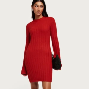 Röd stickad klänning från Nelly - Röd stickad klänning från Nelly