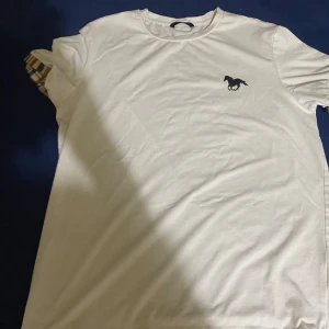 Burberry och Nike shirt - Två st t shirts, sköna och väldigt bekväma att ha