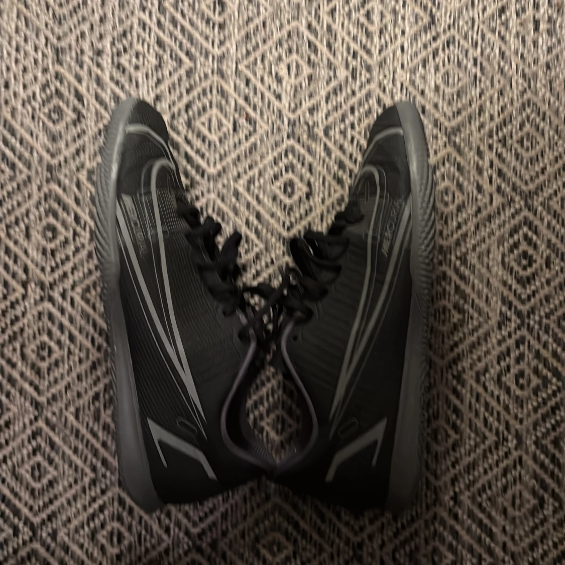 Svarta Nike sneakers med grå detaljer - 2