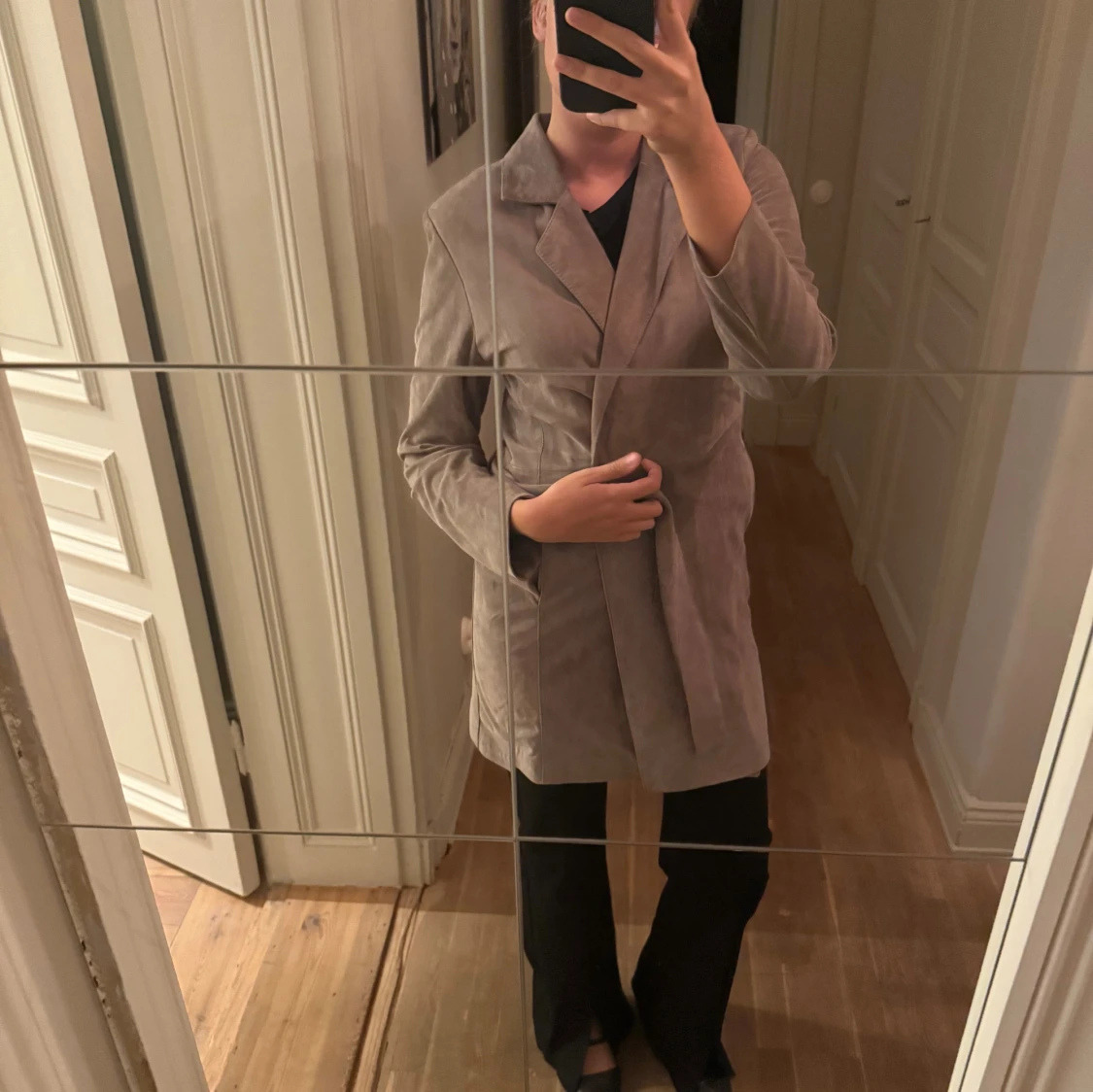 Beige/grå mocka kappa med band - 1