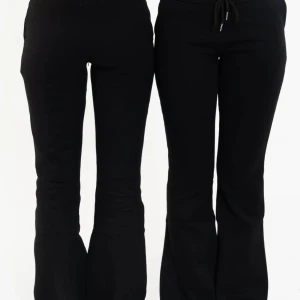 Lågmidjade mjukisbyxor - Svarta lågmidjade mjukisbyxor från nitted. Helt nya aldrig använda endast testade. Storlek xxs💕