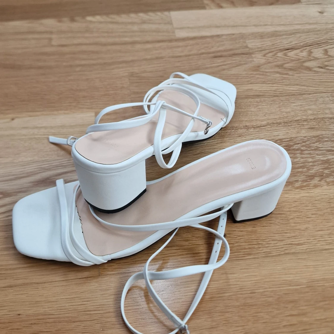 Vita sandaler med blockklack och remmar - 1