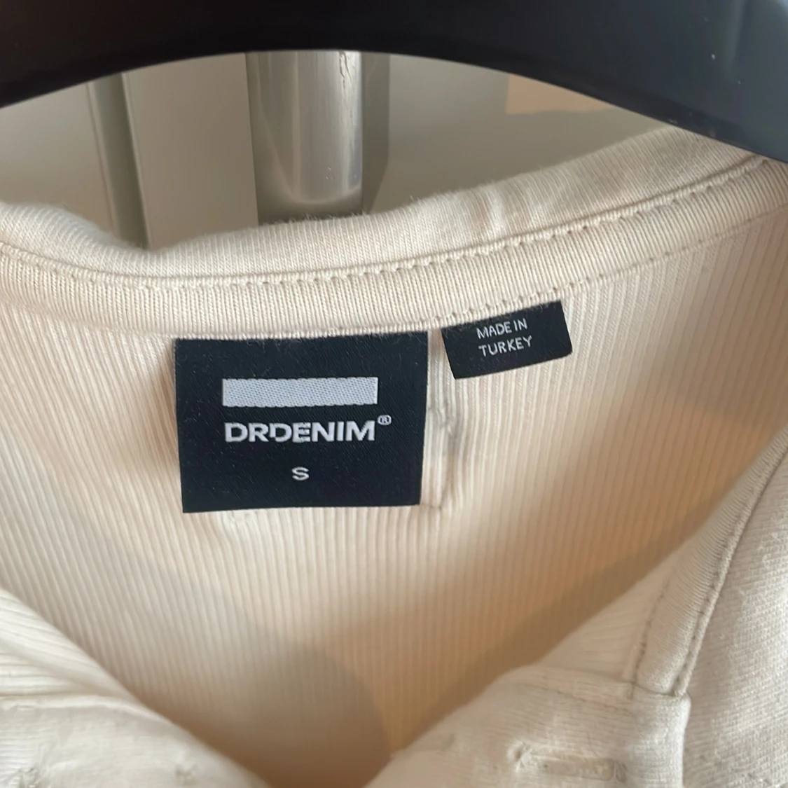 Krämvit ribbad klänning från Dr Denim - 2