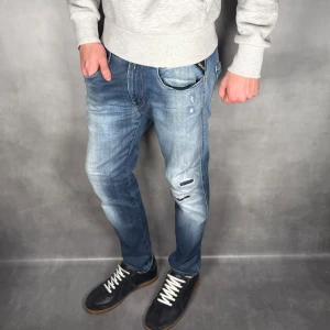 Replay Anbass - - Replay Anbass — Storlek 32/30 — 9/10 - Bra skick utan skavanker — Inkluderat - Jeans — Retail 2000kr — Modellen är 180cm, 65kg