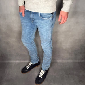 Replay Anbass - - Replay Anbass — Storlek 30/32 — 9/10 - Bra skick utan skavanker — Inkluderat - Jeans — Retail 2000kr — Modellen är 180cm, 65kg