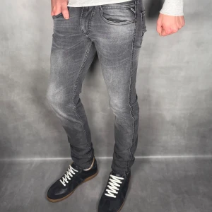 Replay Anbass - - Replay Anbass — Storlek 27/32 — 9/10 - Bra skick utan skavanker — Inkluderat - Jeans — Retail 2000kr — Modellen är 180cm, 65kg