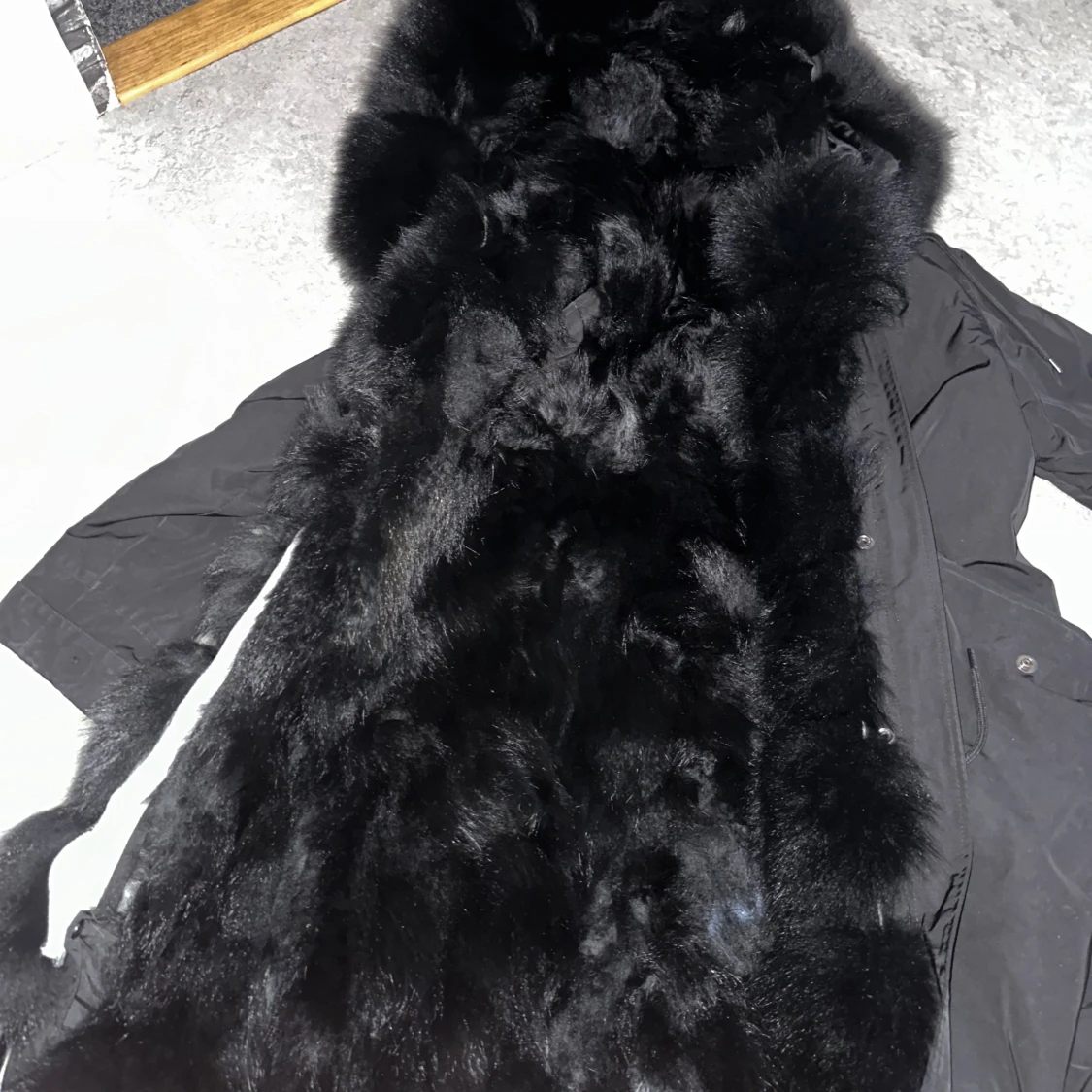 Svart parkas med stor päls - 1