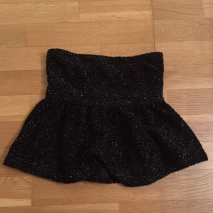 Svart glittrig topp från Gina Tricot - Svart glittrig topp  från Gina Tricot med fluffig struktur. 