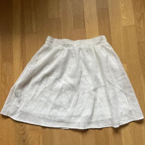 Vit kortkjol - Säljer en vit kortkjol med snyggt strukturmönster i tyget. 