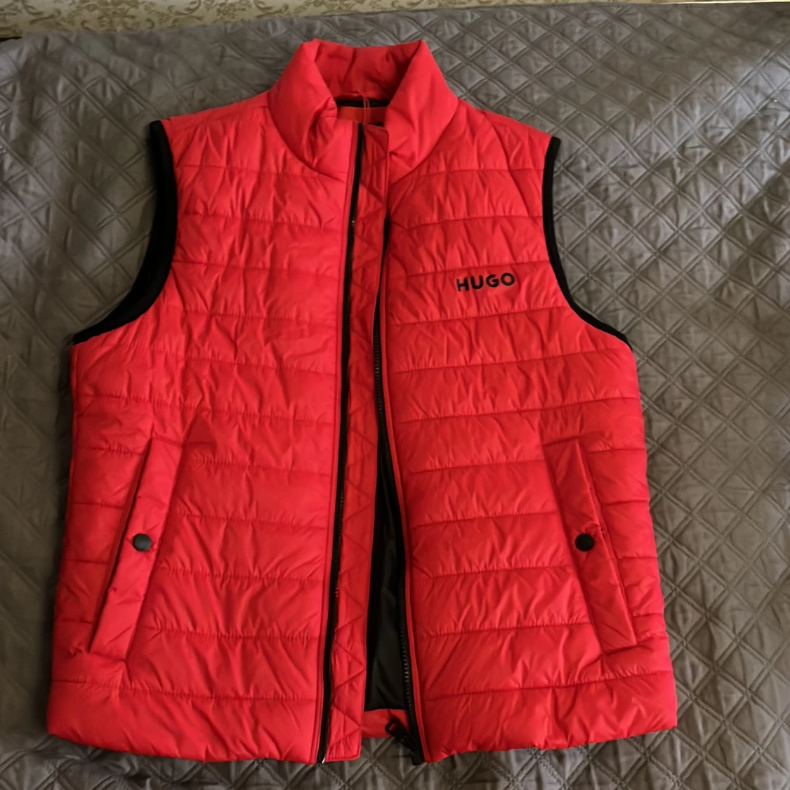 Röd dunväst från HUGO